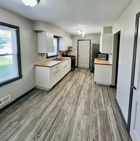 619 W La Claire Ln — Photo 2