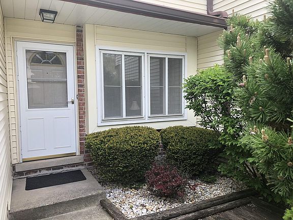 2nd image of 16350 Oxford Dr