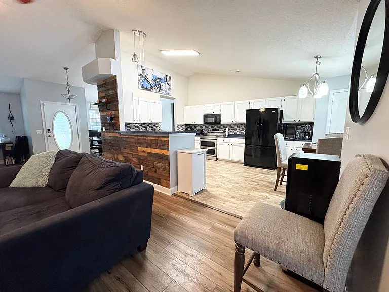197 Green View Rd — Photo 3