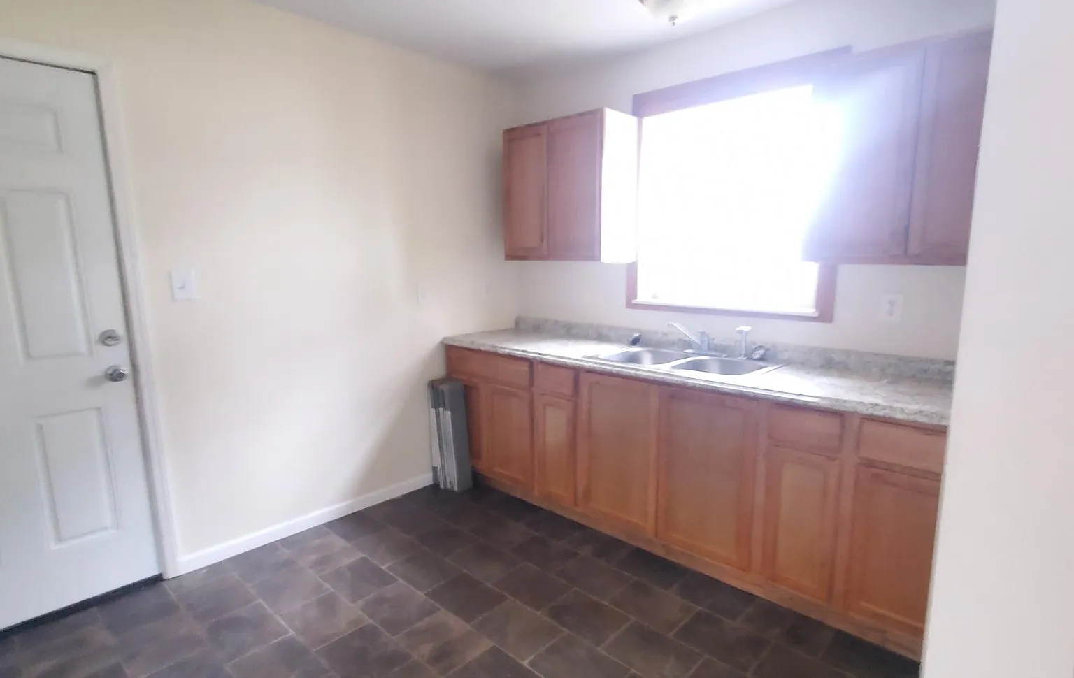 2 bed, 1000 sqft, $1,050 — Photo 3