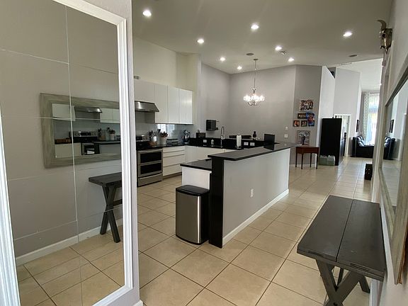 5th image of 816 W Village Cir