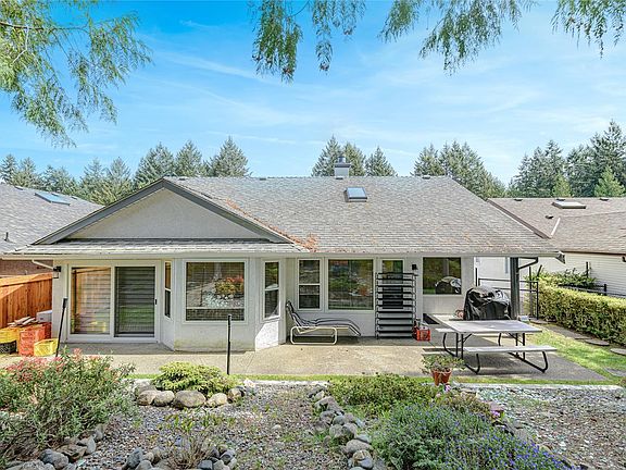 3rd image of 3556 Arbutus Dr S