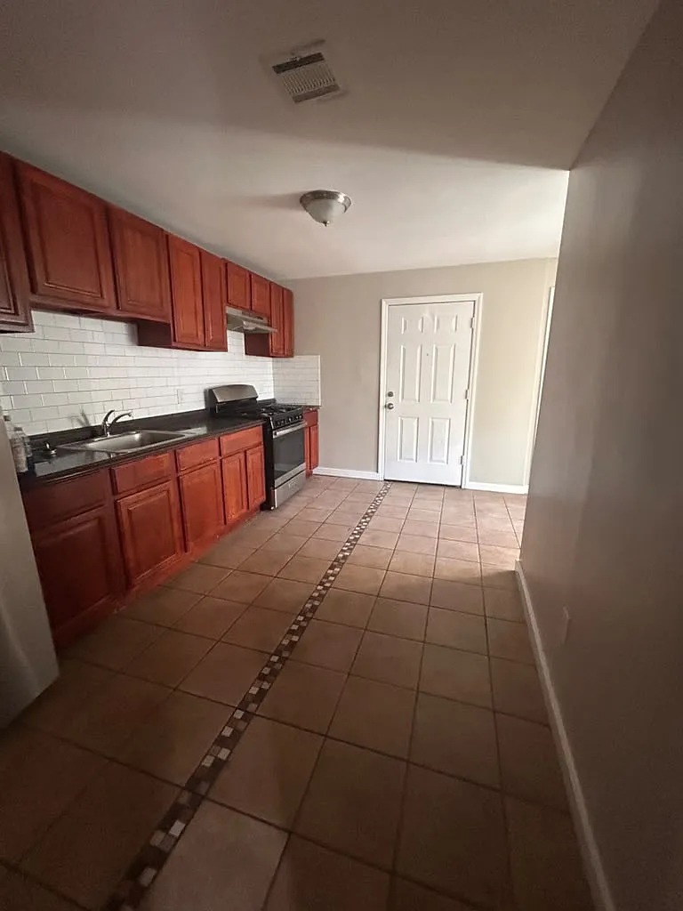 2 bed, $1,650 — Photo 3