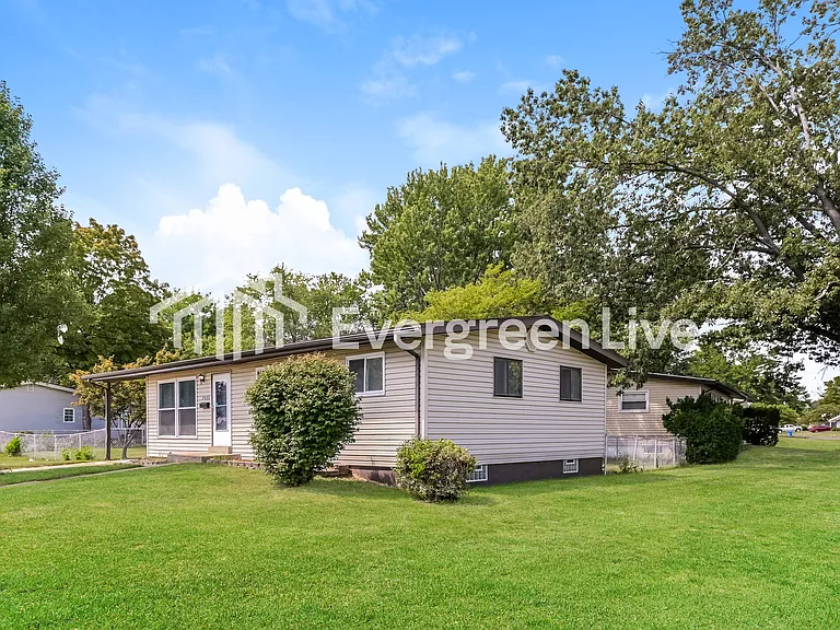 2435 Orleans Ln — Photo 2