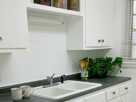 2nd image of 523 S Travis St APT 7B