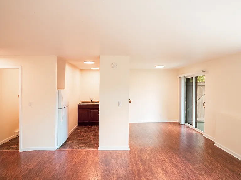 Voltaire Court Apartments — Photo 3