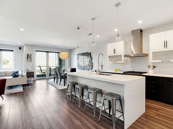 4th image of 2858 N Milwaukee Ave #1