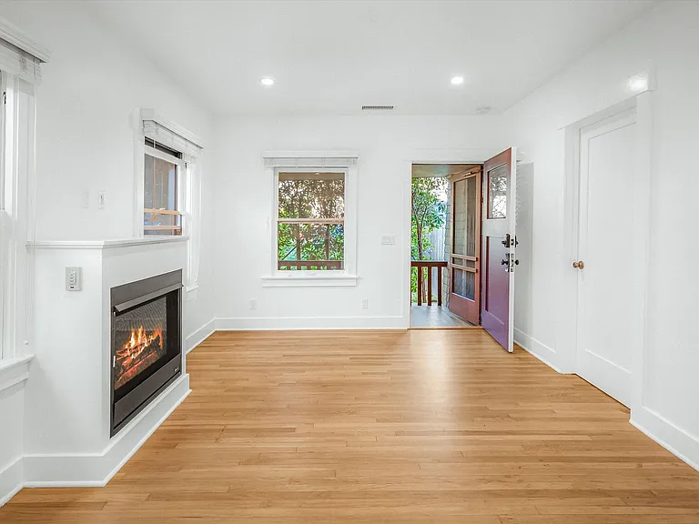 617 De La Vina St — Photo 9