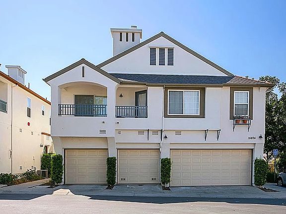 Single car garage and balcony