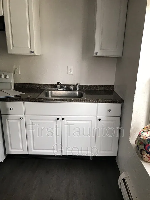 2 bed, 1.0 bath, 725 sqft, $1,850 — Photo 2