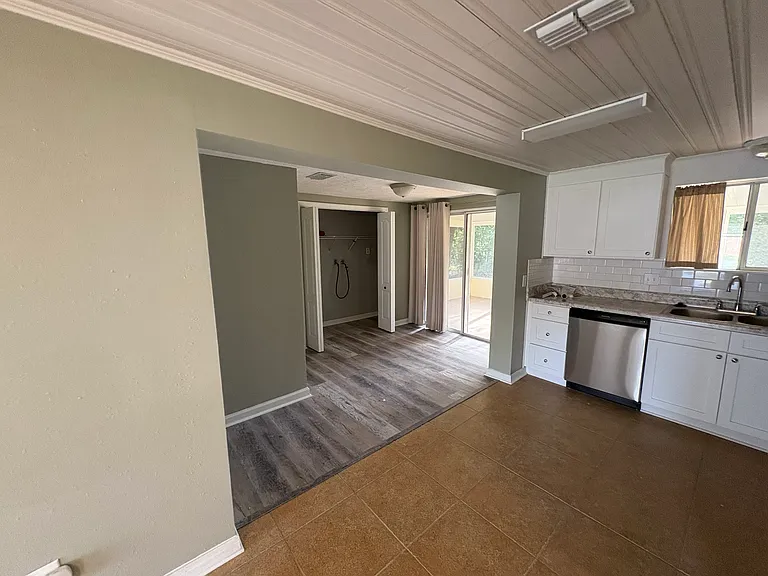 523 Highline Dr — Photo 2