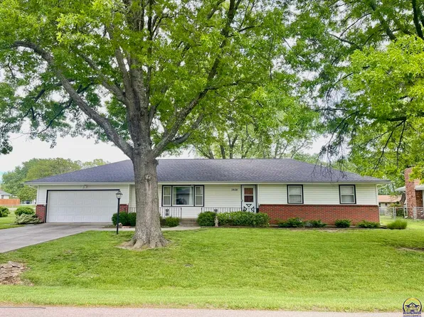 2820 SE Bennett Dr, Topeka, KS 66605