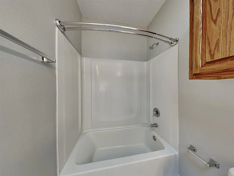 1395 Chinaberry Dr — Photo 7