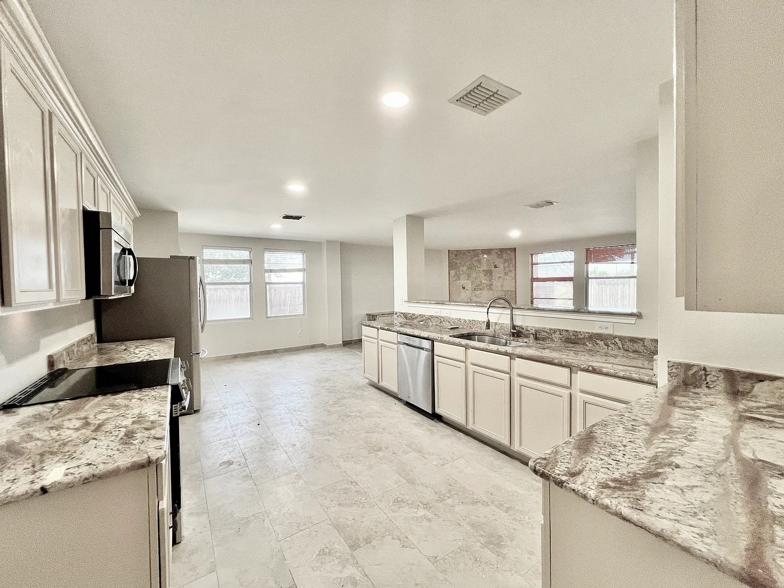 5 bed, 4191 sqft, $3,000 — Photo 3