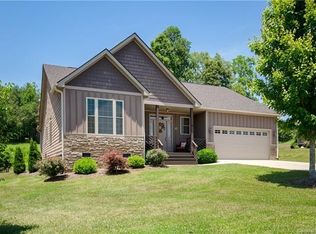 91 Triple Fairways Dr, Hendersonville, NC 28739