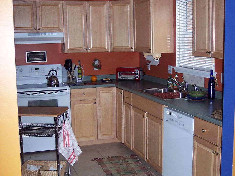 dining room to kitchen