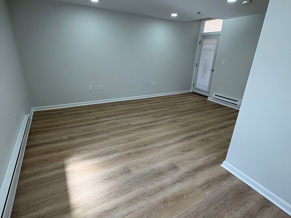 1st image of 32 Queensberry St APT 3