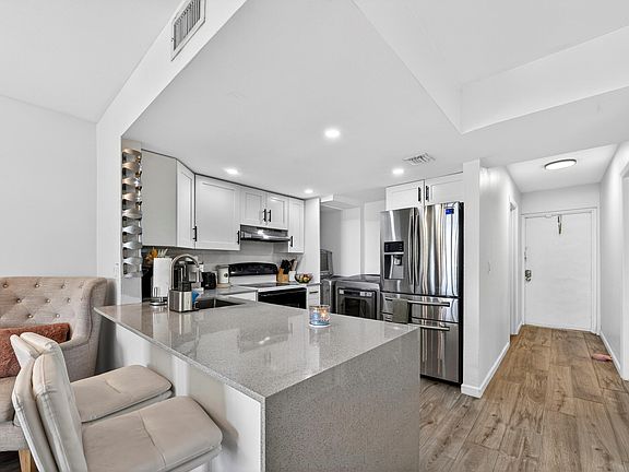 5th image of 3223 Riverside Drive #C-406
