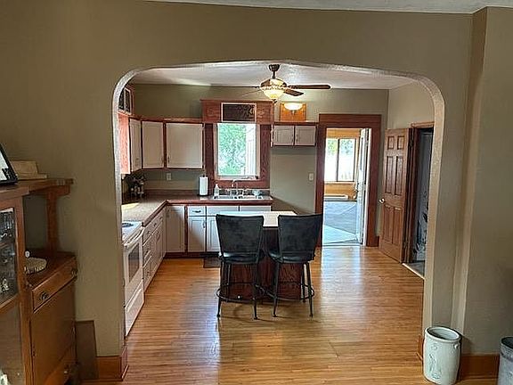 3rd image of 311 W 3rd St