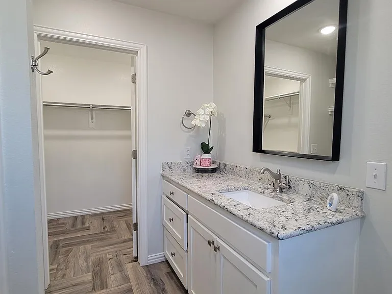 117 E Valley Dr — Photo 13