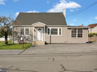 6 E Walnut St, Strausstown, PA 19559
