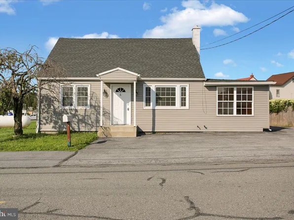 6 E Walnut St, Strausstown, PA 19559