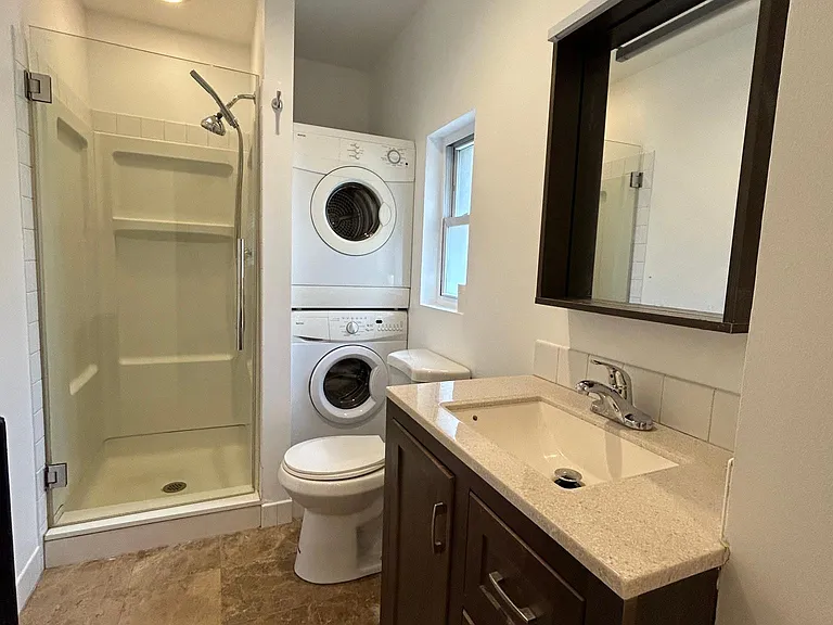 Full bath with washer/dryer