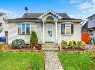 123 Miller Rd, Hicksville, NY 11801