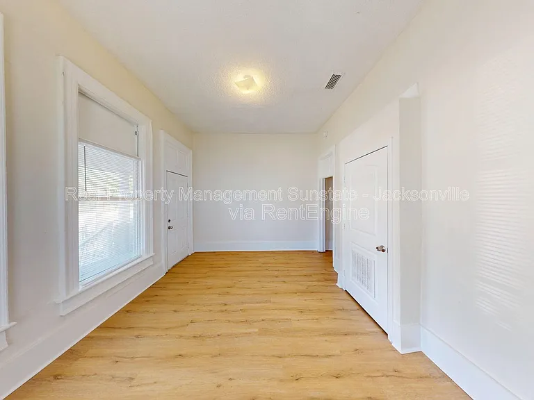 2324 Moncrief Rd — Photo 3