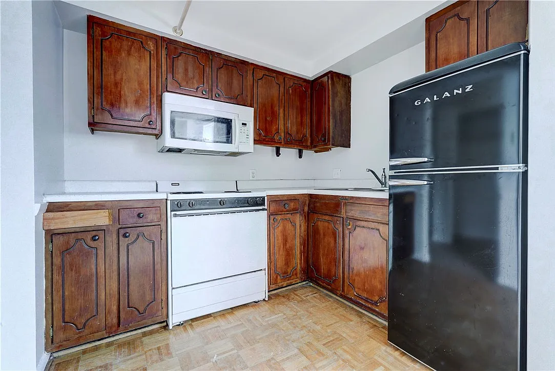 Studio, 1.0 bath, 300 sqft, $995 — Photo 4