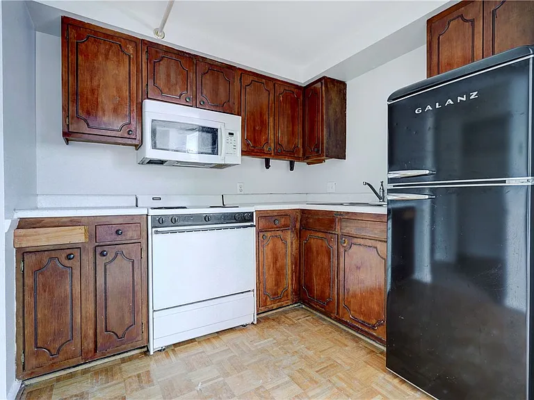 400 Main St #B9 — Photo 4