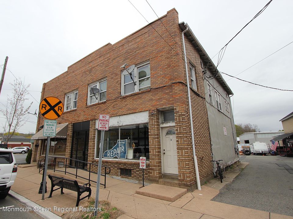 2nd image of 105 Main St