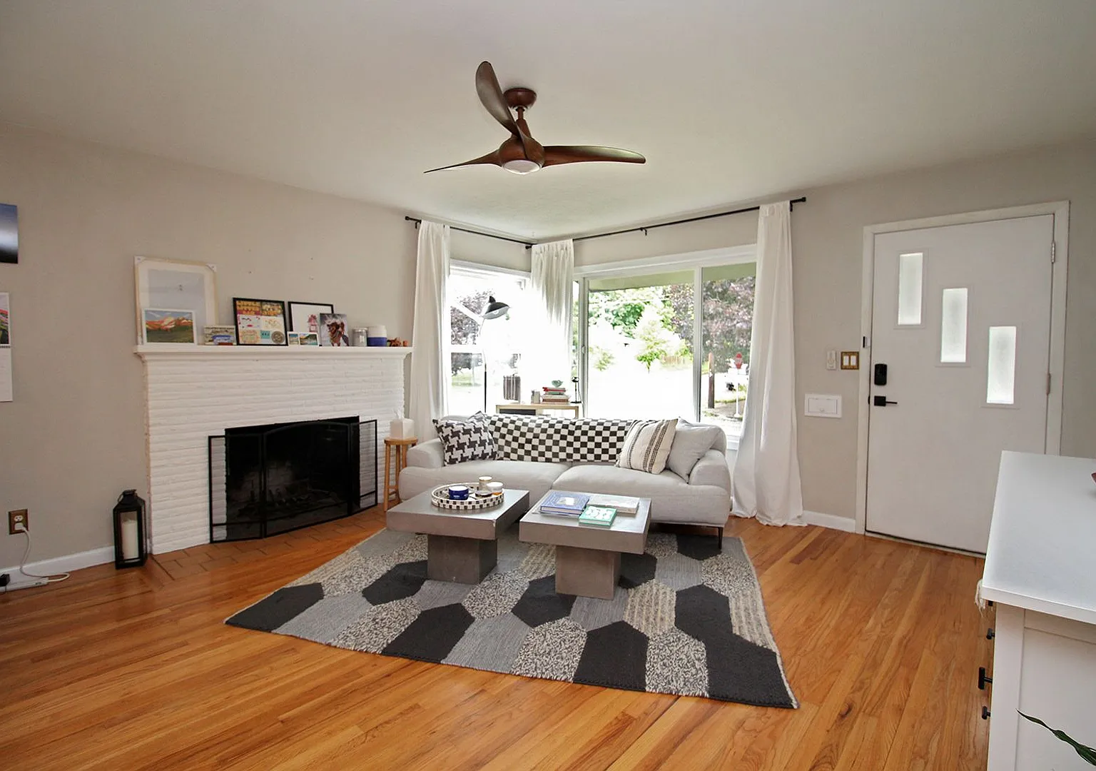 Exceptional Portsmouth 2 Bed/1.5 Bath Mid-Century Home — Photo 3