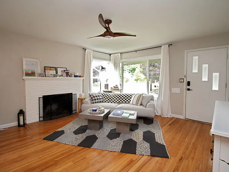 9706 N Van Houten Ave — Photo 3