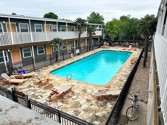 3rd image of 2401 Manor Rd APT 220