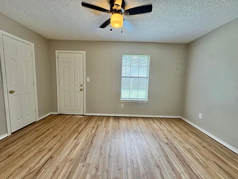 1200 N Kings Hwy — Photo 6