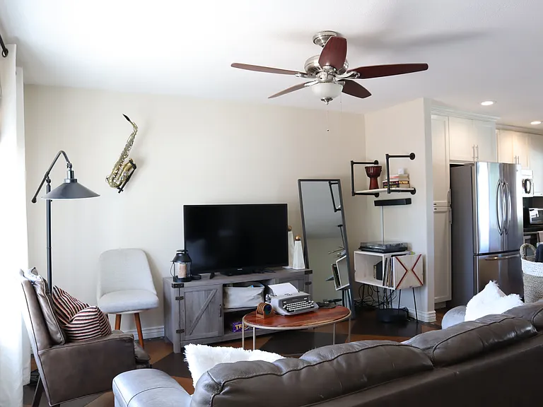 2526 E Corrine Dr — Photo 10
