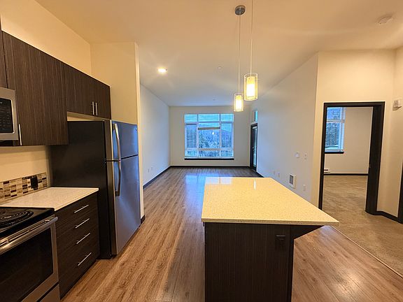 5th image of A580 8th Ave NE #601