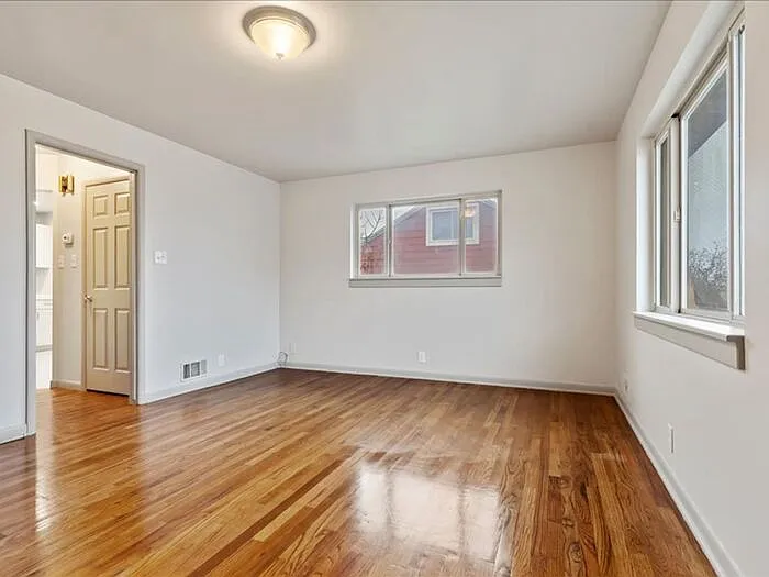 3 bed, 1.0 bath, 1536 sqft, $2,095 — Photo 3
