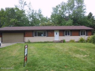 630 Fairview Dr, Dowagiac, MI 49047