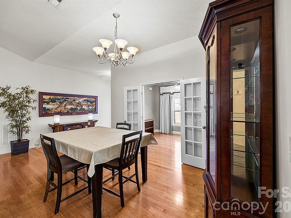4th image of 2449 Kinmere Dr