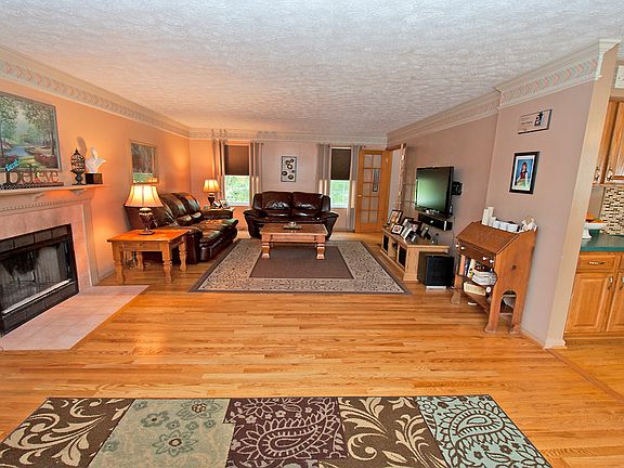 FR w/ HW Floors & Wood FP