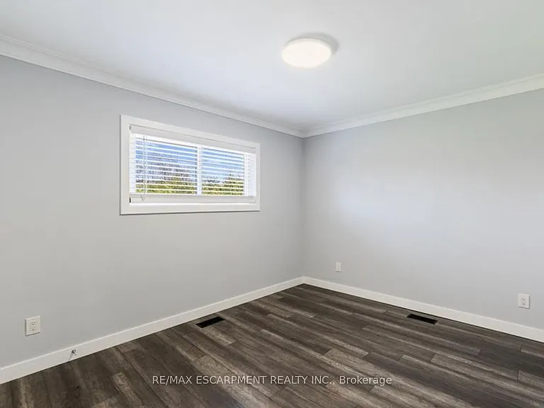 1266 Royal Dr W #UPPER — Photo 12