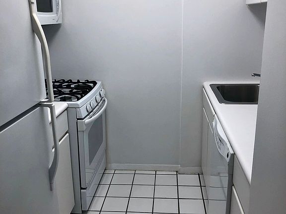 4th image of 215 W 95th St #5G1