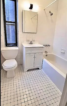 4th image of 247 E 62nd St APT 15