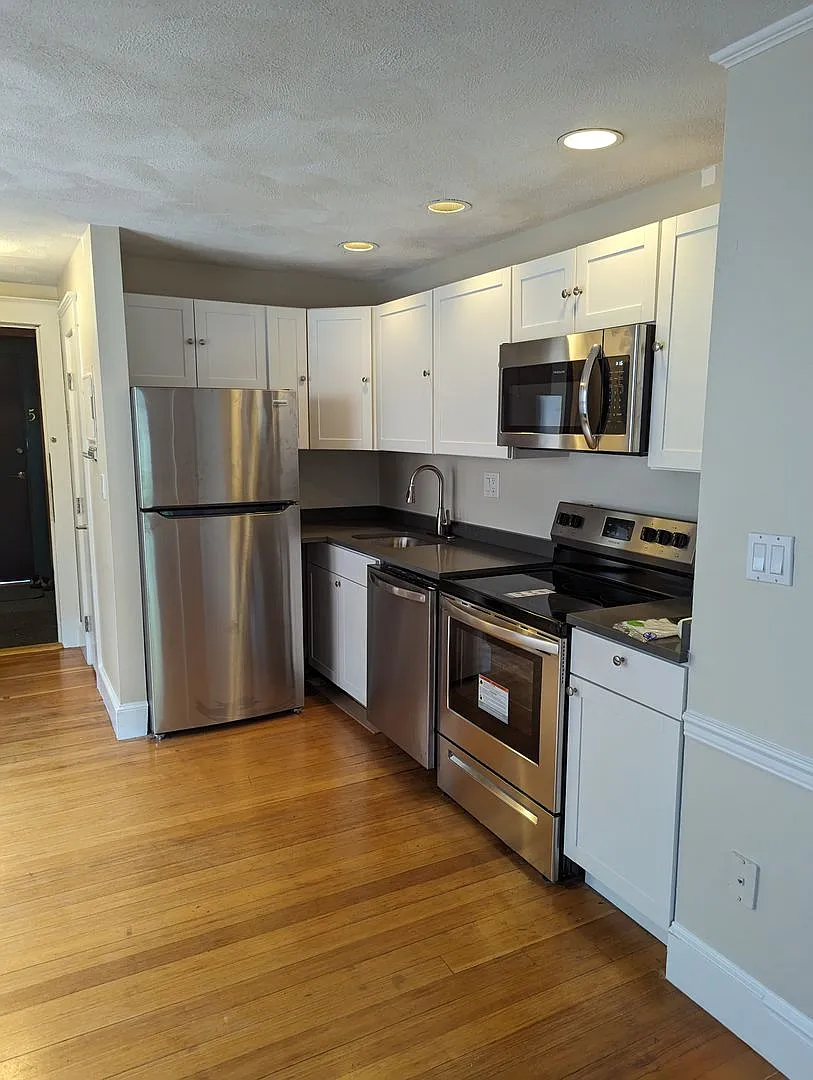 September 1 - Brighton Cleveland Circle 2 bedroom for 9/1! — Photo 4