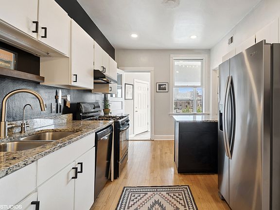 5th image of 823 W Belle Plaine Ave APT 3