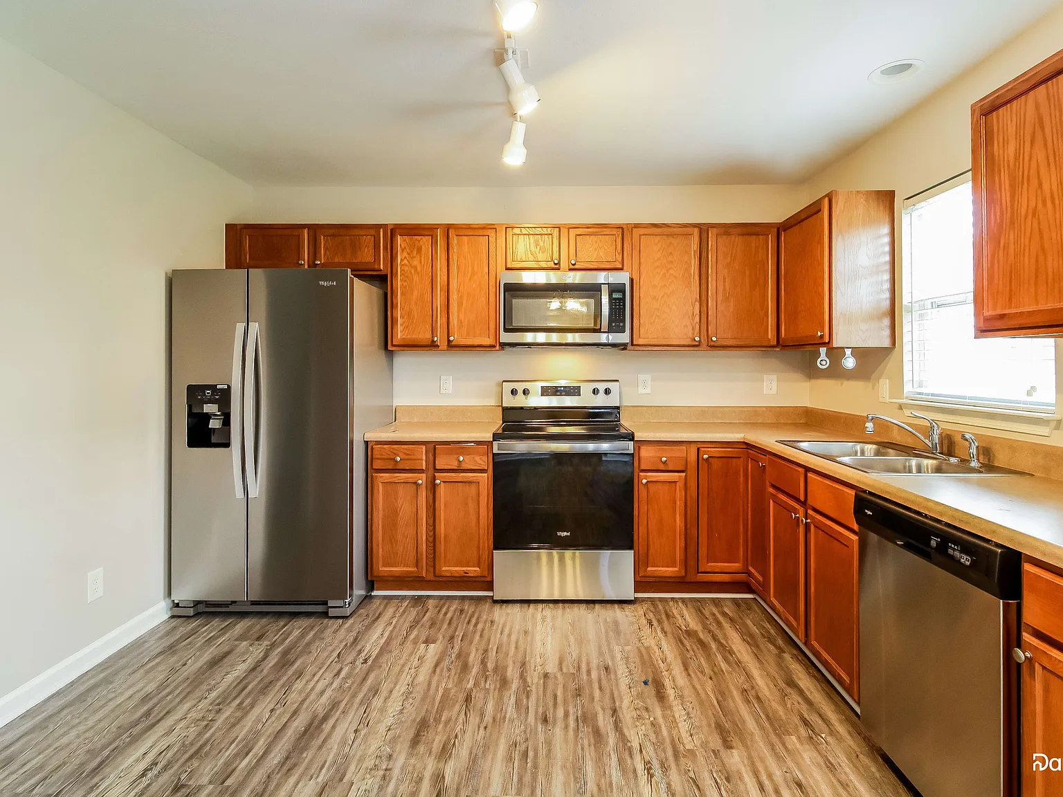 3 bed, 2.5 bath, 1528 sqft, $1,650 — Photo 3