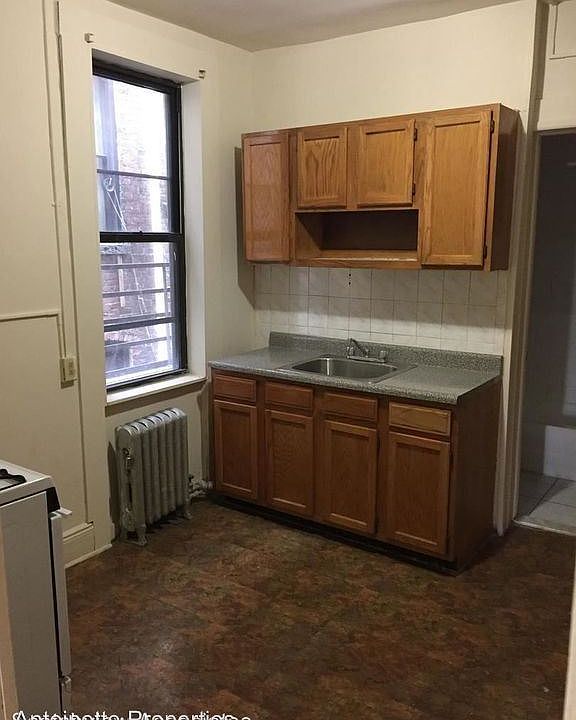 2nd image of 325 34th St APT C3