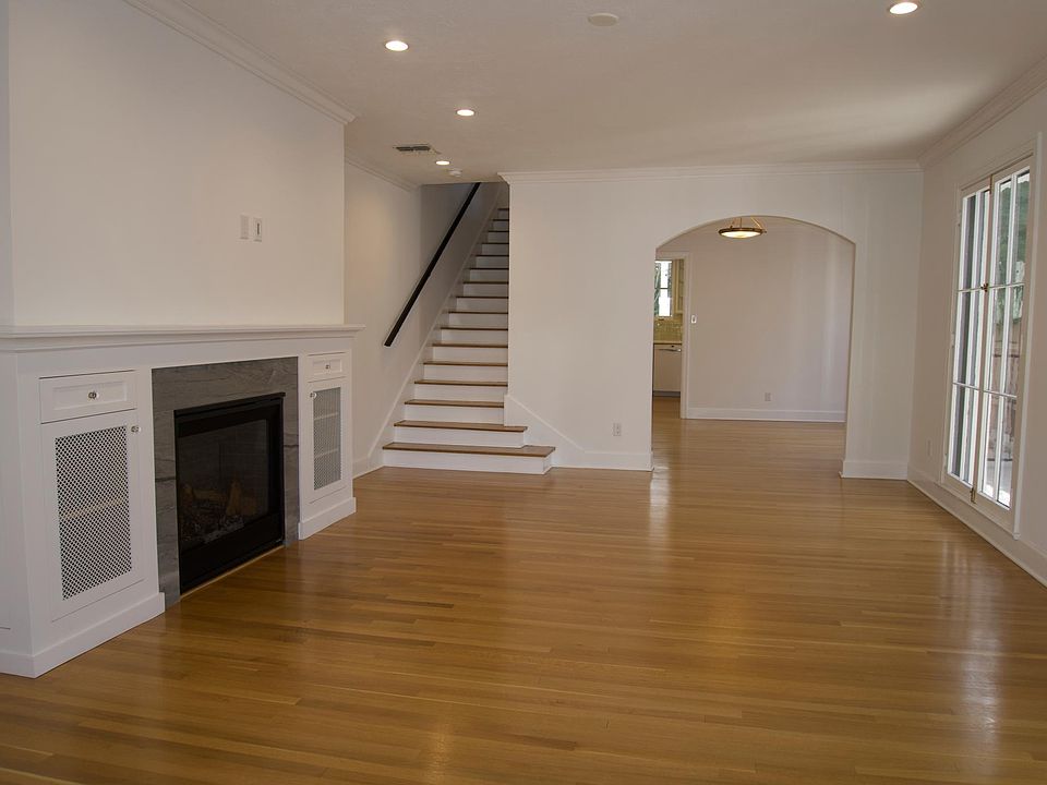 1st image of 240 N Irving Blvd